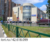 Торговый центр "Карат". Улица Ленина, 1а. Город Реутов. Балашихинский район. Московская область (2012 год). Редакционное фото, фотограф lana1501 / Фотобанк Лори