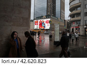 Москва большой рекламный монитор и люди у метро Белорусская (2024 год). Редакционное фото, фотограф Дмитрий Неумоин / Фотобанк Лори