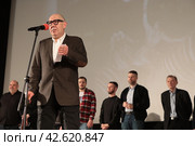 Мурад Ибрагимбеков и команда создателей фильма на сцене Дома Кино (2024 год). Редакционное фото, фотограф Дмитрий Неумоин / Фотобанк Лори