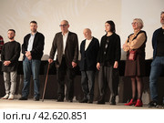 Мурад Ибрагимбеков и команда создателей фильма на сцене Дома Кино (2024 год). Редакционное фото, фотограф Дмитрий Неумоин / Фотобанк Лори