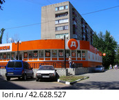 Универсам "Дикси". Улица Победы, 15. Город Реутов. Московская область (2012 год). Редакционное фото, фотограф lana1501 / Фотобанк Лори
