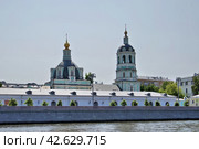Москва. Церковь Николая Мирликийского в Заяицком. Вид на храм с Москвы-реки (2023 год). Стоковое фото, фотограф Илюхина Наталья / Фотобанк Лори