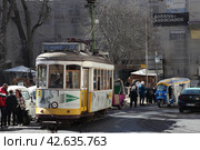 Португалия. Лиссабон, Улицы города в районе Алфама. Трамвай (2024 год). Стоковое фото, фотограф Ерохин Дмитрий Викторович / Фотобанк Лори