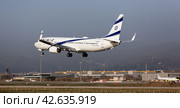 El Al Israel Airlines Boeing 737 landing at Barcelona Airport (2020 год). Редакционное фото, фотограф Яков Филимонов / Фотобанк Лори
