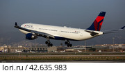 Delta Air Lines Airbus A330-302 landing at Barcelona Airport (2020 год). Редакционное фото, фотограф Яков Филимонов / Фотобанк Лори