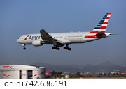 American Airlines Boeing B777 landing in El Prat Airport (2020 год). Редакционное фото, фотограф Яков Филимонов / Фотобанк Лори