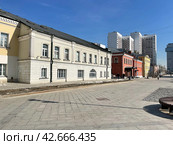 Исторические здания по адресу: Москва, улица Школьная, дома 31, 33 в Рогожской ямской слободе на фоне современных зданий. Стоковое фото, фотограф Овчинникова Ирина / Фотобанк Лори