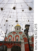 Nikolskaya street lights decoration and Kazan Cathedral on background in city center of Moscow. Стоковое фото, фотограф Darja Belikova / Фотобанк Лори