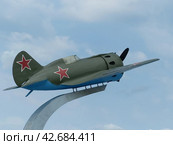 Советский одномоторный истребитель-моноплан И-16 на фоне голубого неба. Создан в ОКБ авиаконструктора Николая Поликарпова. Музей военной техники. Верхняя Пышма, Россия (2016 год). Редакционное фото, фотограф Сергей Елизарьев / Фотобанк Лори