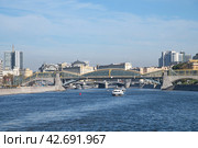 Мост Богдана Хмельницкого (Киевский пешеходный мост) через Москву-реку. Москва, Россия (2021 год). Редакционное фото, фотограф Елена Коромыслова / Фотобанк Лори