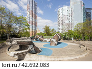Уникальный жилой комплекс "Tours Aillaud" в Нантере, пригороде Парижа (2017 год). Редакционное фото, фотограф Станислав Кноп / Фотобанк Лори