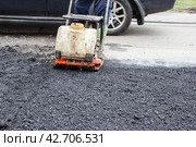 Asphalt rammer. laying the road surface. Стоковое фото, фотограф Радомир Тарасов / Фотобанк Лори