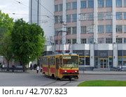 Трамвай УТМ 71-402 №814 у гостиницы "Исеть", Екатеринбург (2017 год). Редакционное фото, фотограф Алексей Иванов / Фотобанк Лори