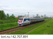 Узкоколейный тепловоз ТУ10-001 с пассажирским поездом на перегоне Юный - Царскосельская, Малая Царскосельская железная дорога, Санкт-Петербург (2017 год). Редакционное фото, фотограф Алексей Иванов / Фотобанк Лори