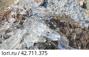 Ice breaks on rocks. The effect of global warming. slow motion. Стоковое видео, видеограф Дмитрий Кобзев / Фотобанк Лори