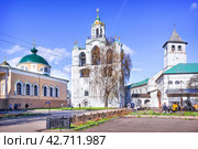 Ярославский Кремль-музей, Спасо-Преображенский монастырь, церковь Ярославских Чудотворцев, звонница и Введенская церковь, Ярославль (2021 год). Стоковое фото, фотограф Baturina Yuliya / Фотобанк Лори