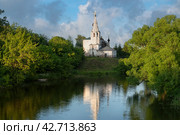 View of the Church of Cosmas and Damian on Yarunova Hill (Kozmodemyanskaya Church) on the bank of the Kamenka River on a sunny summer day, Suzdal, Vladimir region, Russia. Стоковое фото, фотограф Ula Ulachka / Фотобанк Лори