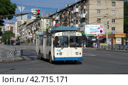 Троллейбус  ЗиУ-682 КР Иваново №110, улица Щорса, Екатеринбург (2017 год). Редакционное фото, фотограф Алексей Иванов / Фотобанк Лори