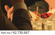 Фуршет, посуда, бокалы, люди  buffet table, dishes, glasses, people. Стоковое видео, видеограф Опока Алексей / Фотобанк Лори