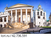 Ярославский Кремль-музей, Спасо-Преображенский монастырь, церковь Ярославских Чудотворцев и звонница, Ярославль (2021 год). Стоковое фото, фотограф Baturina Yuliya / Фотобанк Лори