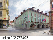 Karla IV and Knezska streets. Ceske Budejovice, Czech Republic (2018 год). Редакционное фото, фотограф Belikart / Фотобанк Лори