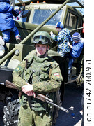 Курсант. Военный автомобиль по которому лазят дети. 9 мая. Город Тюмень (2016 год). Редакционное фото, фотограф Александр Тараканов / Фотобанк Лори