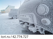 Автомобили, покрытые льдом, инеем и снегом, на улице северного города в Арктике. Очень холодная морозная зимняя погода. Суровый полярный климат. Анадырь, Чукотка, Крайний Север России. Стоковое фото, фотограф Андрей Степанов / Фотобанк Лори
