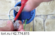 Installing socket outlet in internal mounting box. Стоковое видео, видеограф Владимир Григорьев / Фотобанк Лори