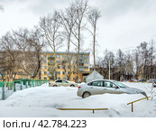 Придомовая территория с автомобилями и пятиэтажными домами советской постройки. Бердск, Новосибирская область. (2024 год). Стоковое фото, фотограф Евгений Мухортов / Фотобанк Лори