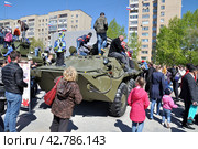 Тюмень. Площадь 400-летия Тюмени. Машина РХМ-4 на базе бронетранспортера БТР-80 для ведения радиационной, химической и биологической разведки на поле боя. 9 мая. Город Тюмень (2016 год). Редакционное фото, фотограф Александр Тараканов / Фотобанк Лори