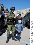 Защитник Родины. 9 мая. Город Тюмень (2016 год). Редакционное фото, фотограф Александр Тараканов / Фотобанк Лори