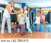 Woman doing chokehold movement. Стоковое фото, фотограф Яков Филимонов / Фотобанк Лори
