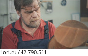 Theater's prop artist in the workshop makes a hat for performing in the theater. Стоковое видео, видеограф EStarodubov / Фотобанк Лори