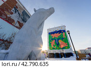 Город Анадырь, Чукотка, Россия. Вид снизу на скульптуру белого медведя. На стене здания мурал с изображениями моржа, нерп и кита. Мозаика с портретом Владимира Ленина. Туристические достопримечательности Анадыря. Зимний городской пейзаж. (2023 год). Редакционное фото, фотограф Андрей Степанов / Фотобанк Лори