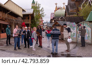 Съемки музыкального клипа в Измайловском Кремле, Москва. Люди в одежде 90-х. Актеры играют роли. (2022 год). The shooting of a music video in the Izmailovo Kremlin, Moscow. People in 90s clothes. Actors play roles. (2022). Редакционное фото, фотограф Мария / Фотобанк Лори