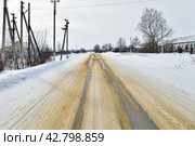 Rural winter road sprinkled with sand against ice. Стоковое фото, фотограф Володина Ольга / Фотобанк Лори