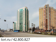 Новые многоэтажные жилые дома новостройки в Зеленограде. Стоят вдоль автомобильной дороги. Программа реновации Москвы. (2024 год). Редакционное фото, фотограф Сергей Никифоров-Гордеев / Фотобанк Лори