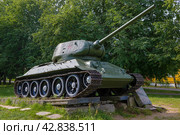Т-34-85 - танк-памятник крупным планом июльским днем. Гдов (2020 год). Редакционное фото, фотограф Виктор Карасев / Фотобанк Лори