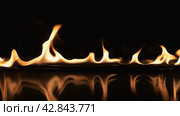 Отражение огненной полосы в воде. Черный фон. Reflection of a strip of fire in water. Стоковое видео, видеограф Александр Собко / Фотобанк Лори