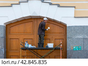 Рабочий штукатурит арку ворот каретника здания Главного штаба. Санкт-Петербург (2019 год). Редакционное фото, фотограф Александр Щепин / Фотобанк Лори