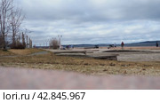 Petrozavodsk, Russia, 04.14.2024: City historical granite embankment of Lake Onega. Sights of the capital of Karelia. Tourism, sports, small architectural forms. People are walking. Spring ice drift. (2017 год). Редакционное видео, видеограф Юлия Петровская / Фотобанк Лори