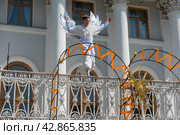 Сцена из оперы "Геракл и золотой апельсин" на террасе Елагина дорца в рамках фестиваля тюльпанов 2019 года. Санкт-Петербург. Редакционное фото, фотограф Александр Щепин / Фотобанк Лори