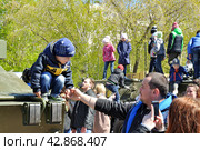 Ребятишки на военной технике. 9 мая. Город Тюмень (2016 год). Редакционное фото, фотограф Александр Тараканов / Фотобанк Лори