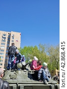 Огромный интерес  народа к командно-штабной машине Р-149 МБР. 9 мая. Город Тюмень (2016 год). Редакционное фото, фотограф Александр Тараканов / Фотобанк Лори