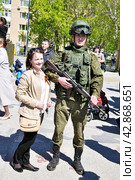 Девушка фотографируется с курсантом ТВИКУ. 9 мая. Город Тюмень (2016 год). Редакционное фото, фотограф Александр Тараканов / Фотобанк Лори