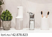 Modern bathroom interior with washbasin and faucet. Panoramic view of the oral irrigator, wooden toothbrushes and green plants near the metal faucet. Decor, bathroom details. Стоковое фото, фотограф Photojuli / Фотобанк Лори