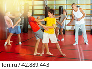 Kids in pairs training self-defence moves. Стоковое фото, фотограф Яков Филимонов / Фотобанк Лори