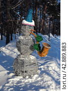 Новогодний снеговик из мишуры играет на саксофоне (2024 год). Стоковое фото, фотограф Анатолий Матвейчук / Фотобанк Лори