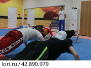 Дмитрий Яковлев тренер и организатор спортивной школы во время тренировки детей (2024 год). Редакционное фото, фотограф Дмитрий Неумоин / Фотобанк Лори