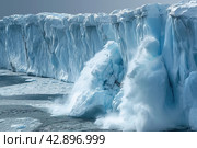 Mass of ice calves from the edge of an ice shelf, birth of an iceberg. Стоковое AI-изображение, AI-художник Евгений Харитонов / Фотобанк Лори